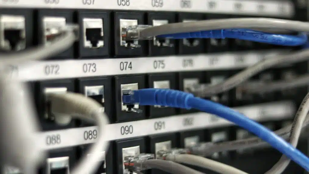 Business phone system that works without internet connection for reliable communications