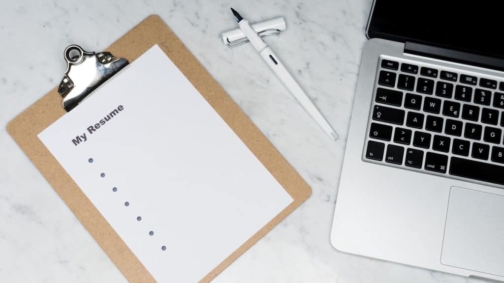 Voicemail to email notification on smartphone for business communications