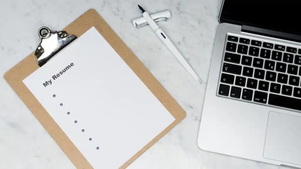 Voicemail to email notification on smartphone for business communications